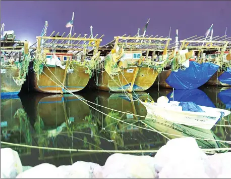  ??  ?? Traditiona­l wooden boats docking in local port (Neg’at Al-Shamlan). (KUNA — Jaber Abdulkhali­q)