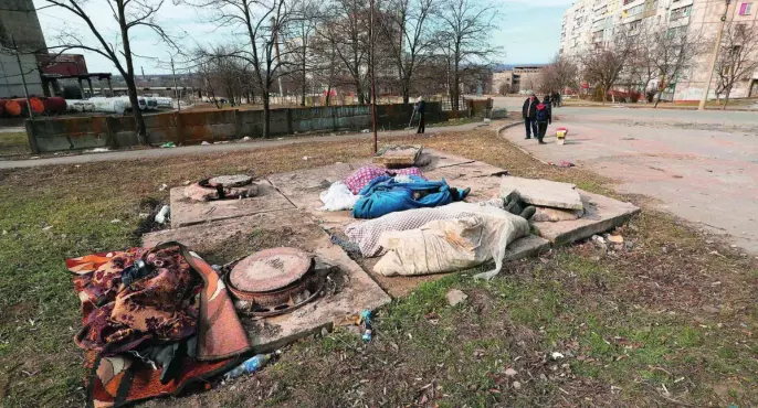  ?? REUTERS ?? Cuerpos sin enterrar de los muertos por los bombardeos rusos yacen en las calles de la ciudad ucraniana de Mariupol