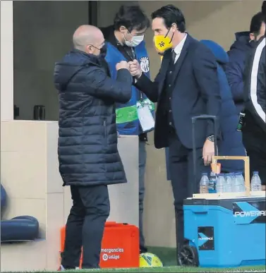  ??  ?? Paco López y Unai Emery se saludan en el partido que enfrentó a ambos en La Cerámica en Liga.