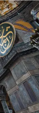  ??  ?? A la izqda., Santa Sofía, reconverti­da en mezquita por Erdogan el pasado julio.
