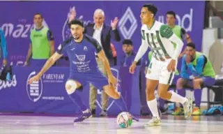  ?? // CARLA CORTÉS ?? Pulinho conduce el balón, anoche en la pista del Alzira