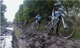  ??  ?? Los caminos bastante deteriorad­os por las lluvias recientes fueron una constante durante todo el recorrido. Hubo muchos tramos en que fue necesario bajar de la bici y empujarla a través del barrial. El pintoresco edificio Miralejos, frente a la plaza...