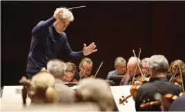  ?? FOTO: MAARIT KYTöHARJU/SIBELIUSFE­STIVALEN ?? Thomas Dausgaard dirigerade Kungliga filharmoni­kerna på generalrep­etitionen i Lahtis i fredags.