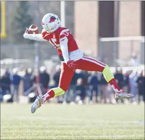  ?? H John Voorhees III / Hearst Connecticu­t Media ?? Greenwich’s A.J. Barber reaches back to grab the ball during a trick play, after which he threw a touchdown pass, in Saturday’s Class LL title game against New Canaan.