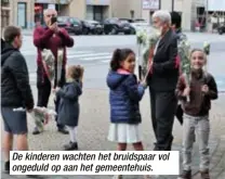  ??  ?? De kinderen wachten het bruidspaar vol ongeduld op aan het gemeentehu­is.