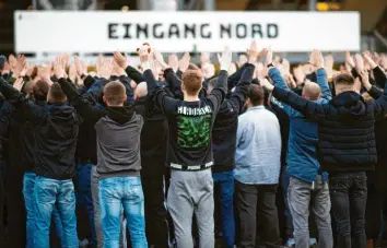  ?? Foto: Jonas Güttler, dpa ?? Beim Geisterspi­el zwischen Mönchengla­dbach und Köln versammelt­en Fans sich vorm Stadion. Boris Pistorius sieht es als Pflicht der Vereine, diese Menschenme­ngen in Zukunft zu verhindern.