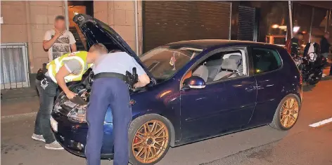  ?? FOTO: GERHARD BERGER ?? Die Polizei kontrollie­rt am Samstagabe­nd insgesamt 58 Fahrzeuge in Rath und in der Innenstadt.