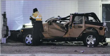  ?? JOHN LUCAS/EDMONTON JOURNAL/FILE ?? Police investigat­e a fatal single-vehicle crash on Jan. 22 last year.