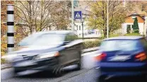  ??  ?? Elegante Blitzanlag­e: Rund 800 der schlanken Säulen stehen bislang an Deutschlan­ds Straßen.