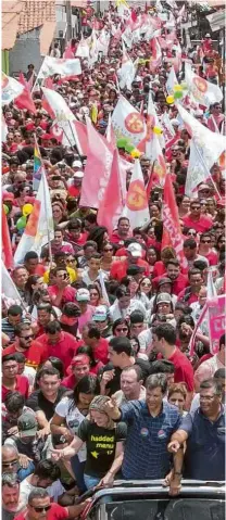  ?? Ricardo Stuckert/Divulgação ?? Fernando Haddad (ao centro) durante carreata em São Luís (MA)