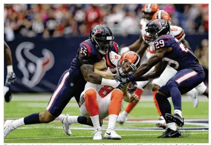  ?? ERIC GAY / ASSOCIATED PRESS ?? Cleveland quarterbac­k Kevin Hogan gets stopped by Houston’s Benardrick McKinney (55) and Andre Hal in the first half after picking up a first down. Hogan completed 20 of 37 throws for 140 yards and a rating of 38.1.