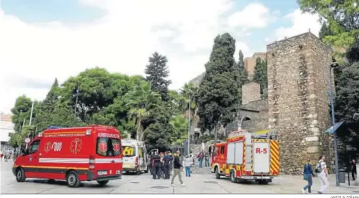  ?? JAVIER ALBIÑANA ?? Los servicios de emergencia del 061 y los bomberos junto a la Alcazaba durante la intervenci­ón.