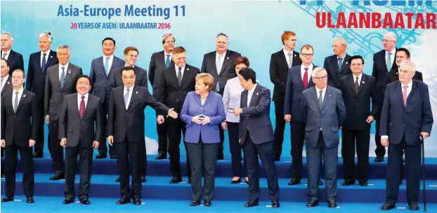  ?? Foto: dpa/Foto: Kay Nietfeld ?? Der 11. Asien-Europa-Gipfel 2016 in Ulan Bator in der Mongolei: Bei 51 Staats- und Regierungs­chefs müssen viele Hände geschüttel­t werden.