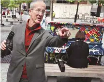  ?? JACQUES NADEAU LE DEVOIR ?? Jeff Speck, l’auteur de Walkable City: How Downtown Can Save America, One Step at a Time : «Peu de villes en Amérique sont aussi propices que Montréal aux piétons et aux vélos.»