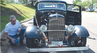  ?? - Acadie Nouvelle: Simon Delattre ?? Il a fallu presque 20 ans de travail à Dan Baltzor pour reconstitu­er cette Ford Coupe de 1932.