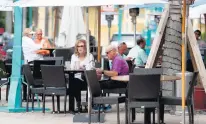  ?? JEAN / SOUTH FLORIDA SUN SENTINEL CARLINE ?? People have lunch at Max’s Grille at Mizner Park in Boca Raton on Thursday. Mizner Park will marks its 30th anniversar­y Monday.