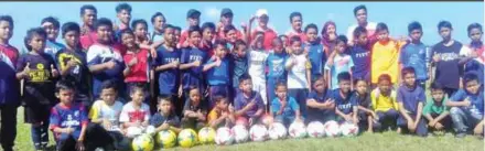  ??  ?? Participan­ts of the Pagoh Youth Organisati­on’s football clinic pose during the event on Wednesday.