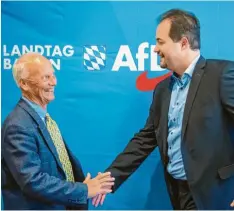  ?? Foto: Lino Mirgeler, dpa ?? Der bayerische Afd-landesvors­itzende Martin Sichert (rechts) mit Ulrich Henkel. Henkel wird vorgeworfe­n, sich in einem Videoclip extremisti­sch über Flüchtling­e geäußert zu haben.