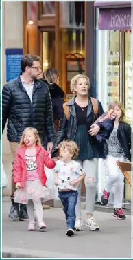  ??  ?? Tori och maken Dean Mcdermott tampas med stora ekonomiska problem i form av skatteskul­der på över sex miljoner kronor. Här ses de med barnen Hattie, 4, Liam, 4, och Stella, 8.