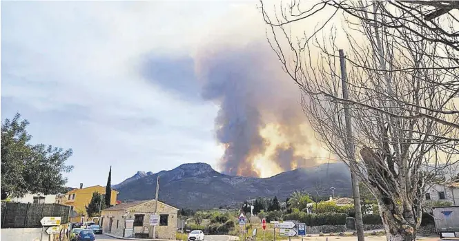  ?? TONI PADILLA ?? La columna de humo provocada por el incendio era bien visible a gran distancia.