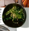  ??  ?? KIREI La ensalada de algas wakame es uno de los platos estrella en la cocina de Ricardo Sanz.