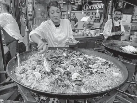  ?? Lori Rackl/contributo­r ?? Fragrant bowls of paella are just one of the tasty offerings at Borough Market near London Bridge.