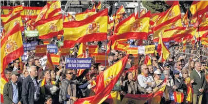 ?? PABLO BLAZQUEZ DOMINGUEZ ?? Demonstrat­ors hold Spanish flags and placards
