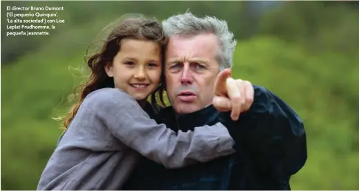  ??  ?? El director Bruno Dumont (‘El pequeño Quinquin’,
‘La alta sociedad’) con Lise Leplat Prudhomme, la pequeña Jeannette.