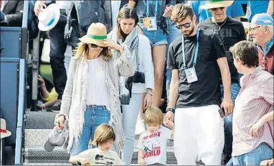  ?? ÀLEX GARCIA / ARXIU ?? Gerard Piqué amb la seva mare i els seus dos fills durant el Trofeu Comte de Godó del 2018