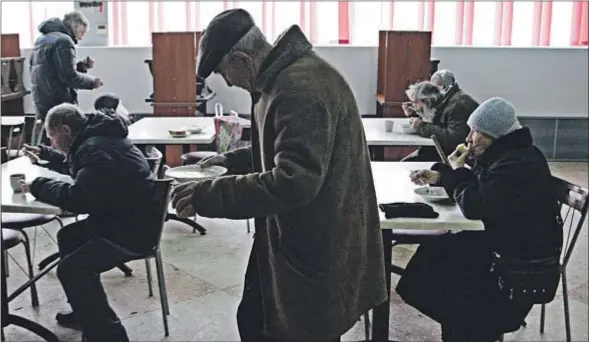  ?? ALEXANDER ERMOCHENKO / REUTERS ?? Comedor social en Donetsk, ayer al mediodía, adonde acuden cada vez más personas ante la dificultad de encontrar alimentos