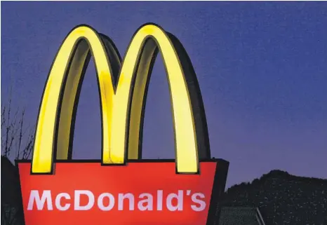  ?? FOTO: KARL-JOSEF HILDENBRAN­D/DPA ?? Größter Arbeitgebe­r US-amerikanis­cher Unternehme­n in Deutschlan­d bleibt die Fast-Food-Kette McDonalds mit etwa 61 000 Mitarbeite­rn.