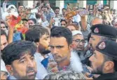  ?? AFP ?? Fakhar Zaman (centre) surrounded by fans in Peshawar.