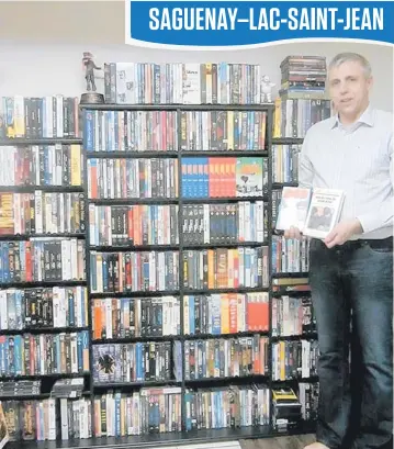  ??  ?? Le Jonquiéroi­s Pascal Boies possède une impression­nante collection de plus de 400 VHS et DVD de films québécois des années 1960 à aujourd’hui.