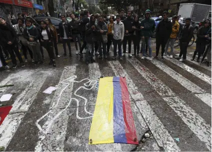  ?? AFP ?? Un grupo de personas asistió este martes a una vigilia en el lugar donde Dilan Cruz fue herido, el sábado anterior, durante las protestas en Colombia. El joven murió dos días después.