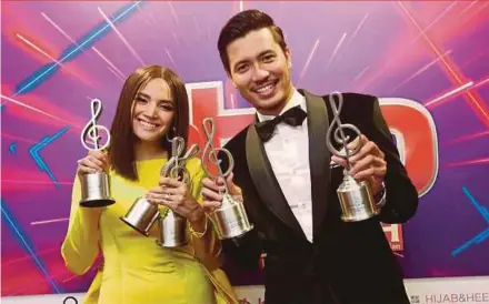  ?? PIC BY SURIANIE MOHD HANIF ?? Celebrity couple Fattah Amin and Nur Fazura Sharifuddi­n at the 31st Anugerah Bintang Popular Berita Harian in Putrajaya yesterday.