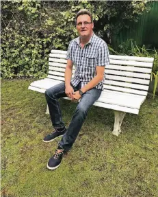  ?? RP-FOTOS: ANKE KRONEMEYER ?? Norbert Friesl in seinem Garten in Büderich: Der Paketzuste­ller freut sich über die Sympathieb­ekundungen seiner Kunden.