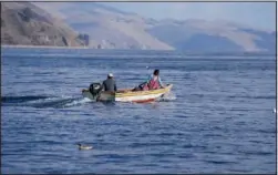  ?? ?? Aymara people row a boat
July 27 on Lake Titicaca.