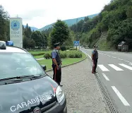  ??  ?? ControlliI carabinier­i di Ponte Arche hanno arrestato i due presunti ladri che hanno tentato un colpo in villa