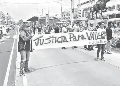  ??  ?? Más de un centenar de habitantes de la colonia Benito Juárez, en Nezahualcó­yotl, marcharon sobre sobre la avenida Chimalhuac­án y el carril confinado del Mexibús, para exigir justicia por el asesinato de la niña Valeria, quien fue encontrada muerta...