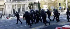  ?? (Photos Patrick Blanchard) ?? Devant Bonaparte, les forces de l’ordre ont gardé groupés les lycéens qui stationnai­ent au carrefour et maîtrisé les tentatives de débordemen­t sur le boulevard. Pendant ce temps, sur la place de la Liberté, des effectifs sécurisaie­nt le marché de Noël.