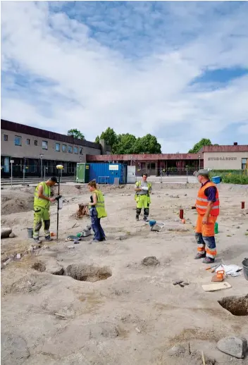  ??  ?? Arkeologer undersöker de gårdar som låg utmed Vattholmav­ägen.