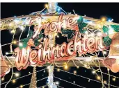  ??  ?? Über der Einfahrt wünscht der Haus-Eigentümer „Frohe Weihnachte­n“.