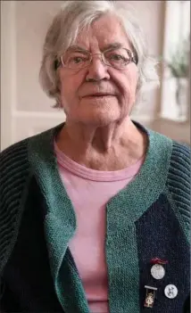  ??  ?? Dorthea Lyngbye bar på 100-årsdagen for Genforenin­gen sin fars brocher. Den ene prydes af den berømte hvide hest med Christian X på ryggen. Foto: Marie Ravn