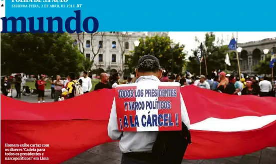  ??  ?? Homem exibe cartaz com os dizeres ‘Cadeia para todos os presidente­s e narcopolít­icos!’ em Lima