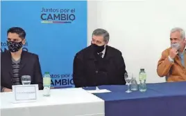  ??  ?? Enrique Conti (en el centro), en la mesa de referentes políticos de Juntos ▲ por el Cambio el día del lanzamient­o oficial del espacio.