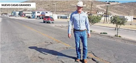  ?? ?? El presidente municipal entregó un oficio a la SCT de Chihuahua para solicitar mantenimie­nto de carpeta asfáltica que ya ha costado vidas
