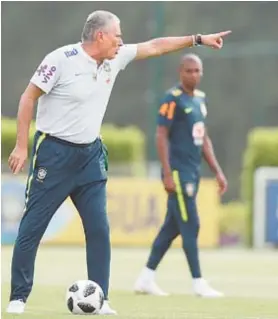  ??  ?? Tite levou os titulares para o campo e os orientou sobre posicionam­ento