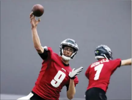  ?? THE ASSOCIATED PRESS ?? Philadelph­ia Eagles quarterbac­ks Nick Foles (9) and Nate Sudfeld throw during practice at the team’s NFL football training facility in Philadelph­ia, Thursday, Dec. 14, 2017.