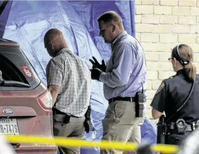  ?? Yi-Chin Lee / Staff photograph­er ?? Deer Park police investigat­ors arrive at a house in the 1400 block of New Orleans Street, where three children and one adult woman were found dead on Tuesday. Those who knew the woman said she was a “wonderful mother.”