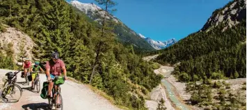  ?? Fotos: Ralf Lienert ?? Im Karwendel entspringe­n die Isarquelle­n. Doch wer das kristallkl­are Wasser in seine Radlerflas­che füllen möchte, muss zuvor ge hörig strampeln. Der Weg vom Tiroler Scharnitz ins Hinterauta­l geht steil bergauf.